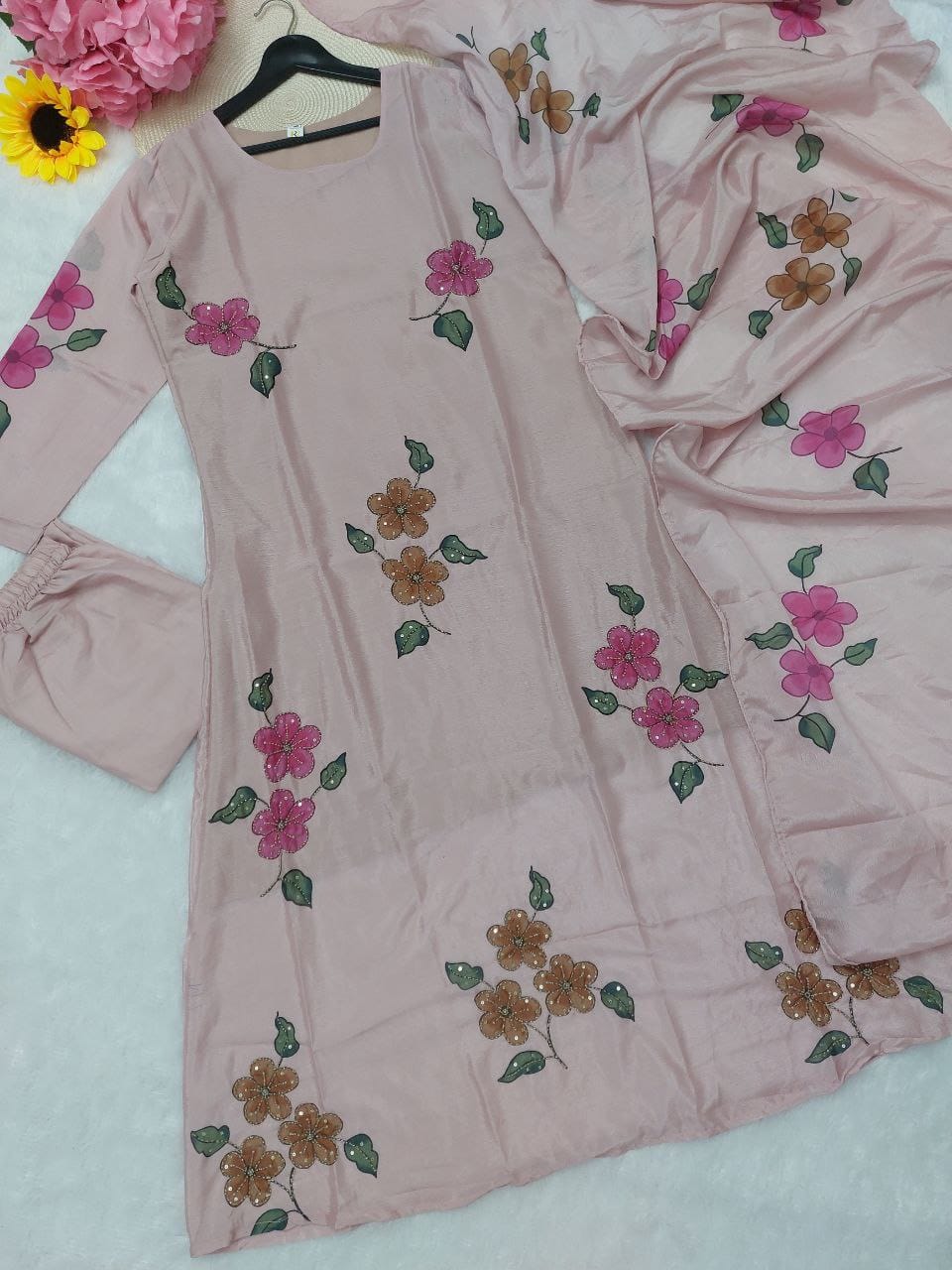 Featuring beautiful Heavy Set which is beautifully decorated All over HandworkšŖ”on suit and digital print. (RRRD04) 01