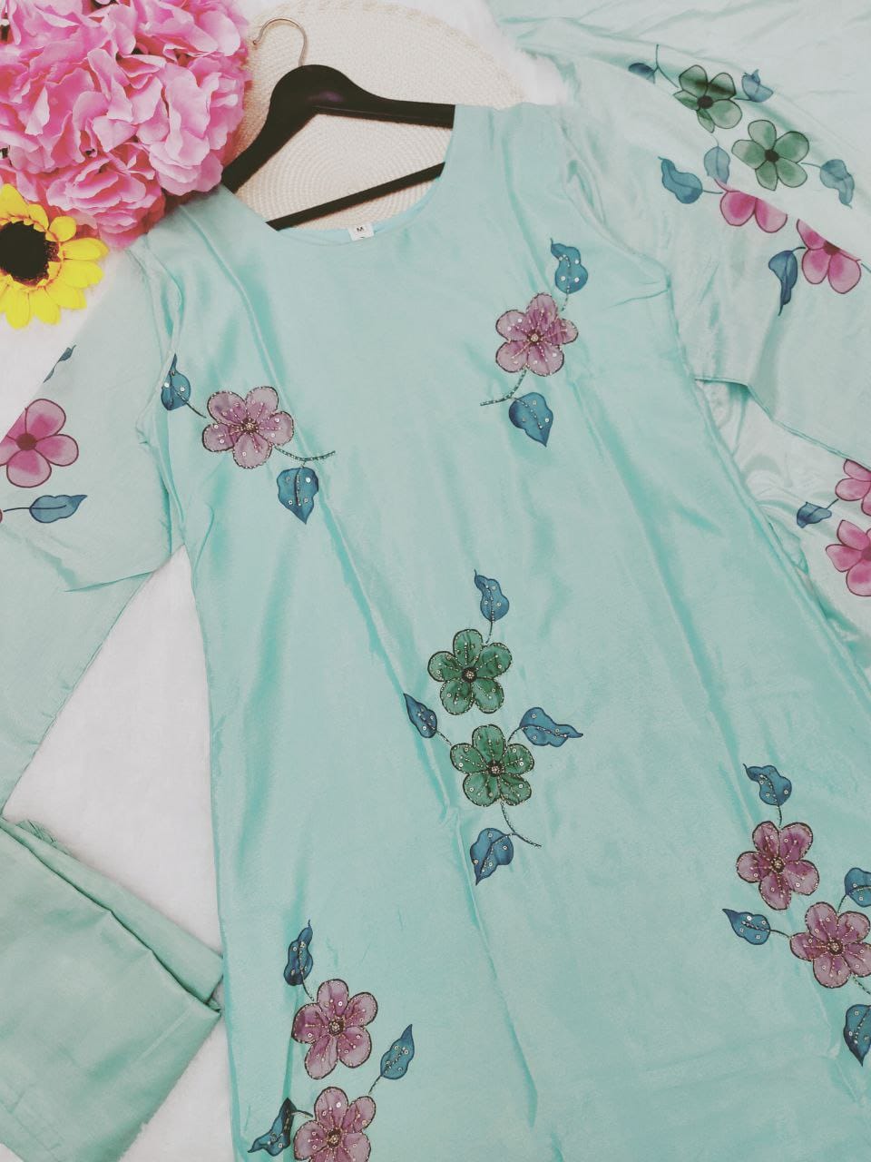 Featuring beautiful Heavy Set which is beautifully decorated All over HandworkšŖ”on suit and digital print. (RRRD04) 02