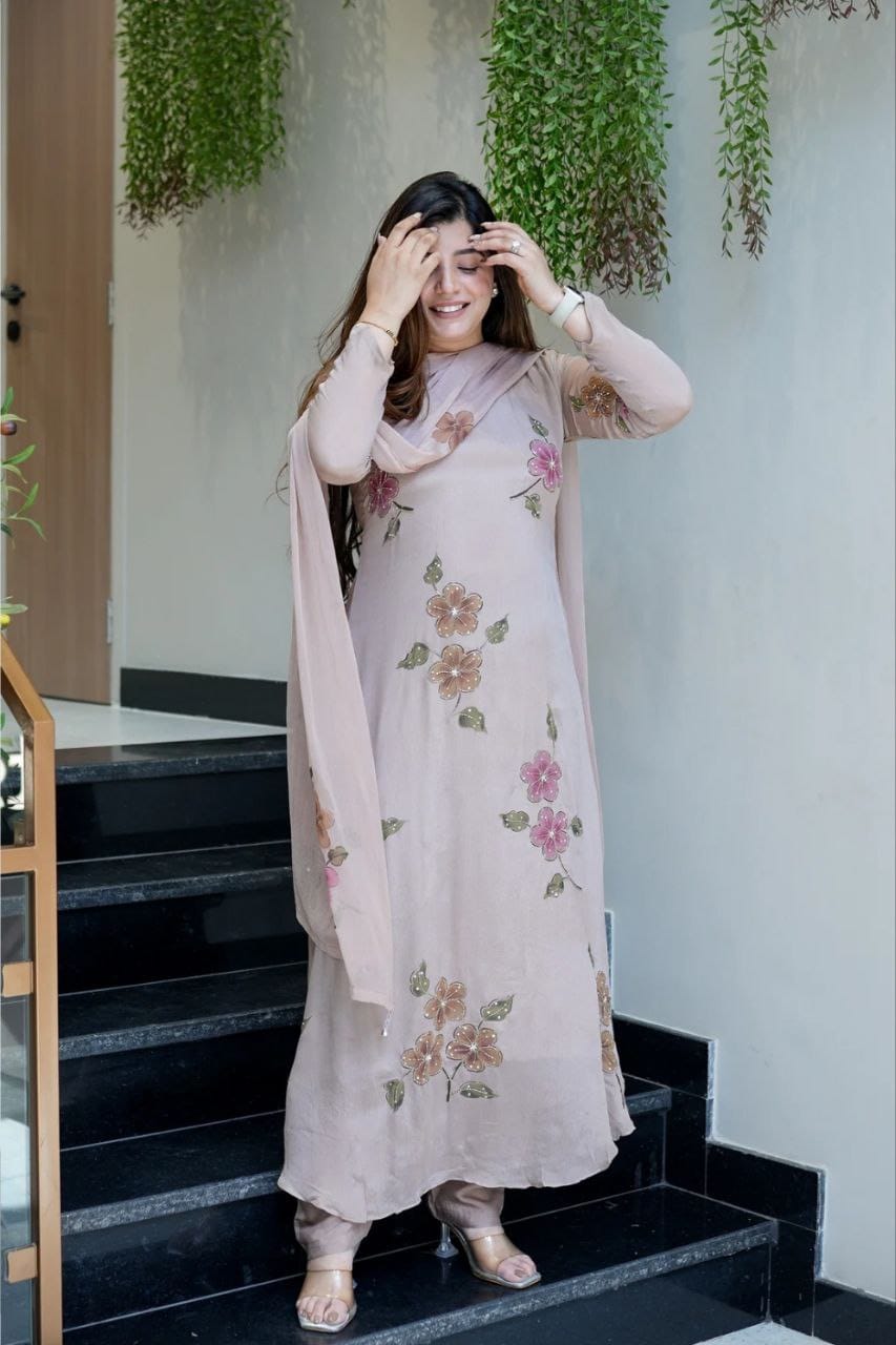 Featuring beautiful Heavy Set which is beautifully decorated All over Handwork🪡on suit and digital print. (RRRD04) 01