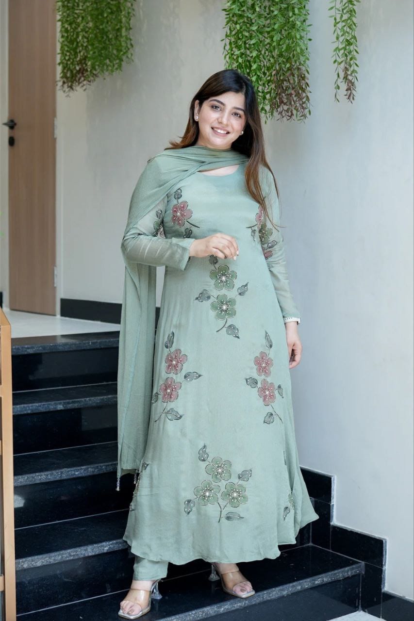Featuring beautiful Heavy Set which is beautifully decorated All over Handwork🪡on suit and digital print. (RRRD04) 02