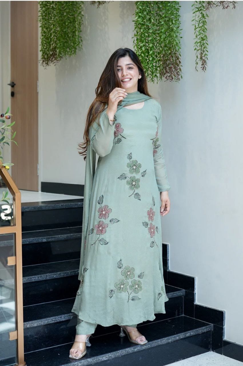Featuring beautiful Heavy Set which is beautifully decorated All over Handwork🪡on suit and digital print. (RRRD04) 02