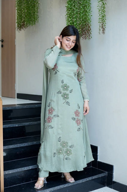 Featuring beautiful Heavy Set which is beautifully decorated All over Handwork🪡on suit and digital print. (RRRD04) 02