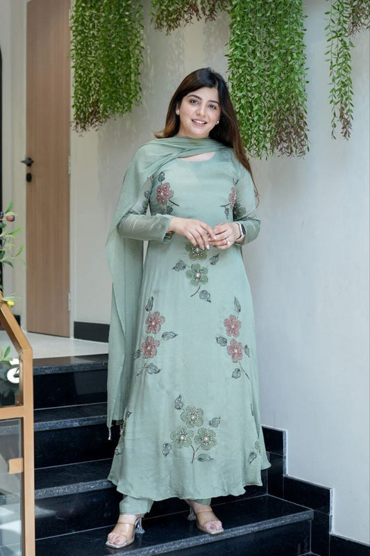 Featuring beautiful Heavy Set which is beautifully decorated All over Handwork🪡on suit and digital print. (RRRD04) 02