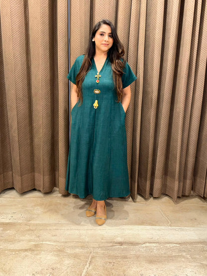 Smart Green Midi dress with girl brooches & pockets